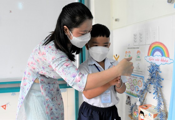 First two schools in HCMC reopen after Covid-19 lockdown ends ảnh 4