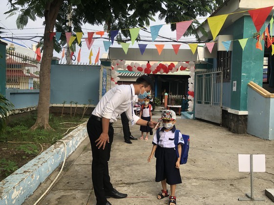 First two schools in HCMC reopen after Covid-19 lockdown ends ảnh 13