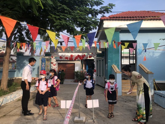 First two schools in HCMC reopen after Covid-19 lockdown ends ảnh 11