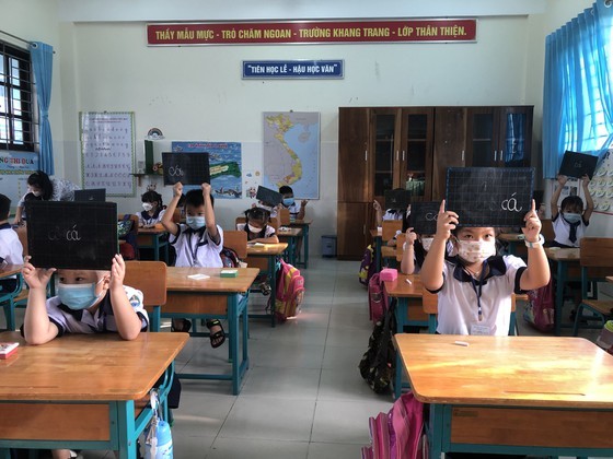 First two schools in HCMC reopen after Covid-19 lockdown ends ảnh 10