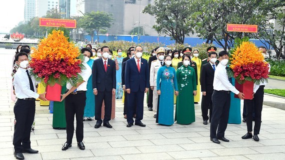 Members of HCMC NA Delegation offer flowers to late President Ho Chi Minh ảnh 1
