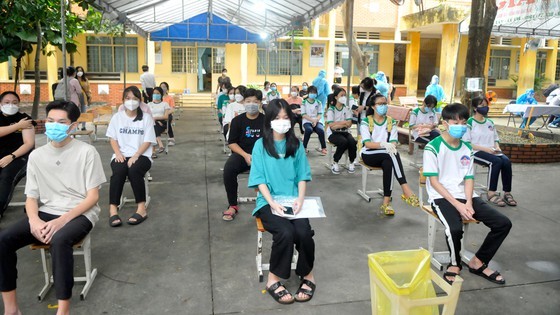 First students of Cu Chi District get vaccinated against Covid-19 ảnh 6