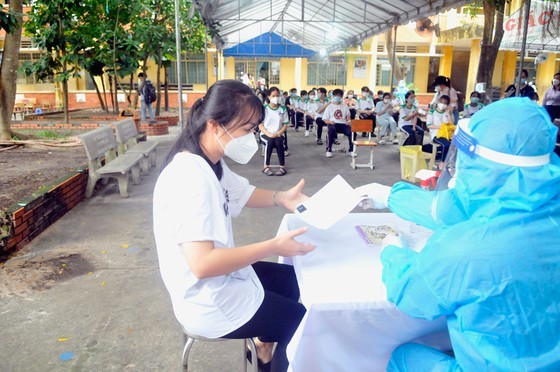 First students of Cu Chi District get vaccinated against Covid-19 ảnh 7
