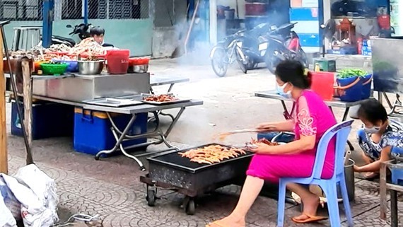 Eateries, traditional markets revive trading activities ảnh 1