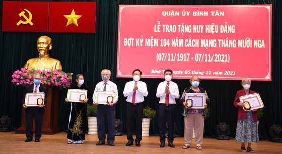HCMC : Over 300 Party members receive membership badges ảnh 3