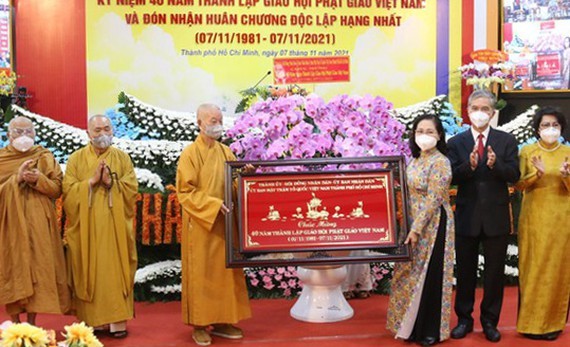 HCMC’s leaders congratulate Vietnam Buddhist Sangha on 40th anniversary ảnh 1