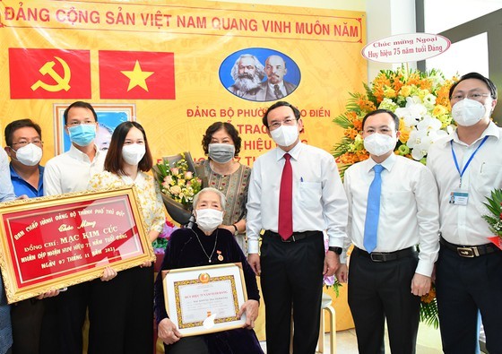Veteran Party members presented 75-year Party membership badges  ảnh 4