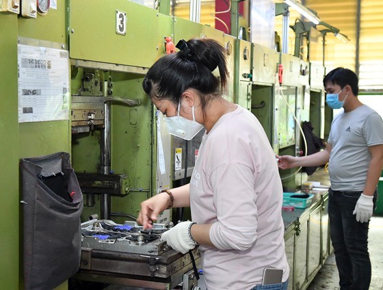 HCMC Party Chief inspects Covid-19 prevention works at PouYuen Company ảnh 3