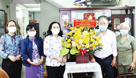 City leaders congratulate veteran teachers on traditional day ảnh 1