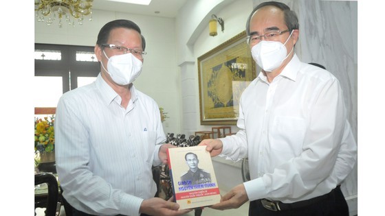 HCMC leaders send congratulations to teachers on Vietnamese Teachers' Day ảnh 4