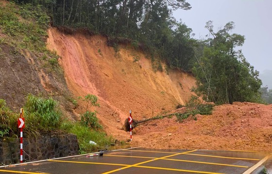 Landslide blocks National Highway 27C, separates Nha Trang, Da Lat ảnh 1