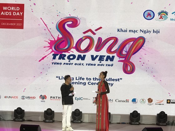 “Living life to the fullest” program marks World AIDS Day ảnh 1