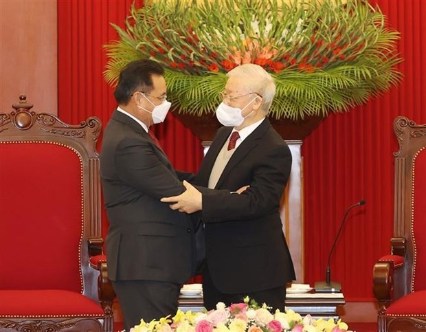 Party General Secretary Nguyen Phu Trong (R) and Chairman of the Lao National Assembly Xaysomphone Phomvihane at their meeting in Hanoi on December 7 (Photo: VNA)