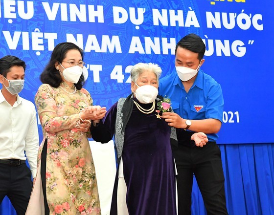 HCMC bestows “Heroic Vietnamese Mother” title to 23 women ảnh 4