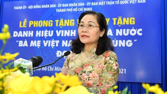 HCMC bestows “Heroic Vietnamese Mother” title to 23 women ảnh 1