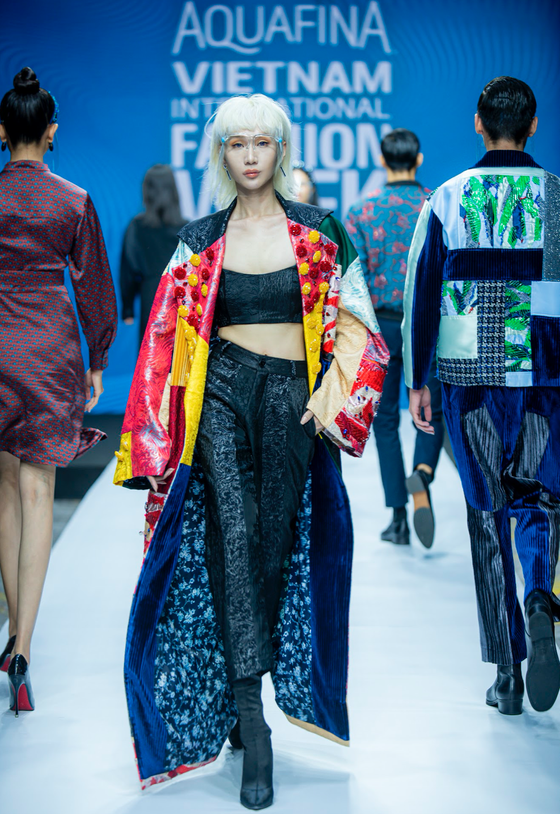 13 designers gather for Aquafina Vietnam Int’l Fashion Week 2021 ảnh 9