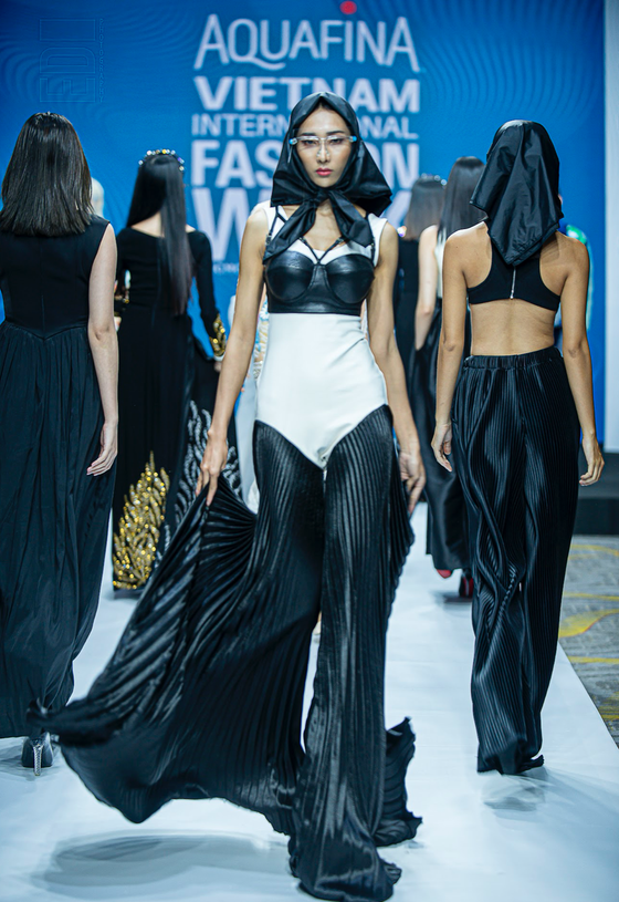 13 designers gather for Aquafina Vietnam Int’l Fashion Week 2021 ảnh 7