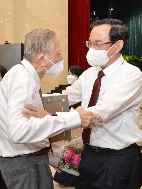 Outstanding models honored for following President Ho’s example ảnh 5