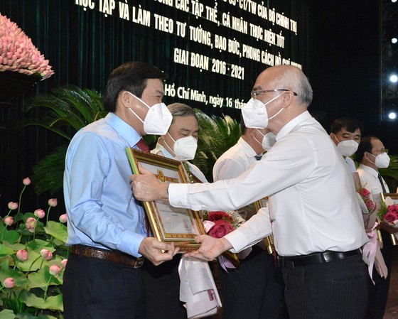 Outstanding models honored for following President Ho’s example ảnh 8