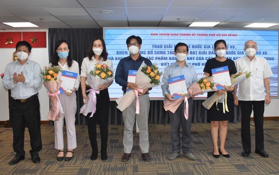 HCMC honors winners of 15th National Press Awards ảnh 1