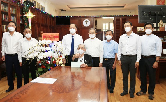 HCMC leader extends Christmas greetings to Cardinal Pham Minh Man ảnh 1