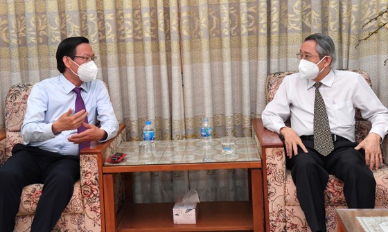 HCMC’s leaders send season’s greetings to Catholic, Protestant communities ảnh 3