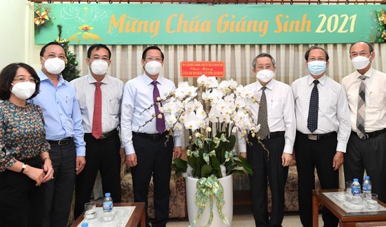 HCMC’s leaders send season’s greetings to Catholic, Protestant communities ảnh 4