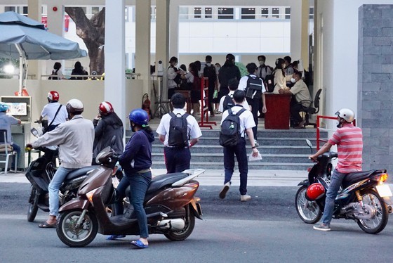 Over 500,000 students of grades 7, 8, 10, 11 go back in-person classes ảnh 1