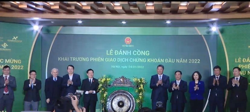First trading session of Vietnamese stock market opens ảnh 1