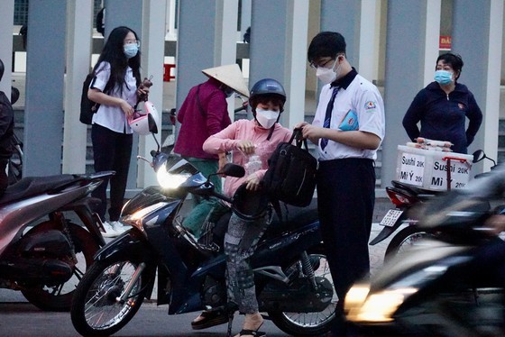 Over 500,000 students of grades 7, 8, 10, 11 go back in-person classes ảnh 2