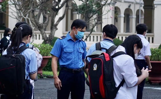 Over 500,000 students of grades 7, 8, 10, 11 go back in-person classes ảnh 3