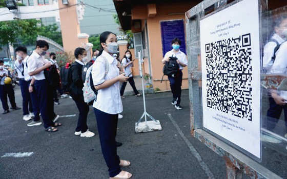 Over 500,000 students of grades 7, 8, 10, 11 go back in-person classes ảnh 4