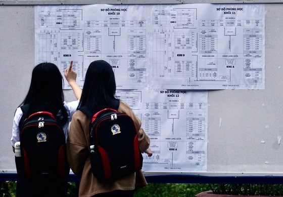 Over 500,000 students of grades 7, 8, 10, 11 go back in-person classes ảnh 6