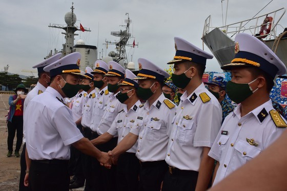 Command of Naval Region 2 brings Tet gifts to soldiers on duty at DK1 Platform ảnh 1
