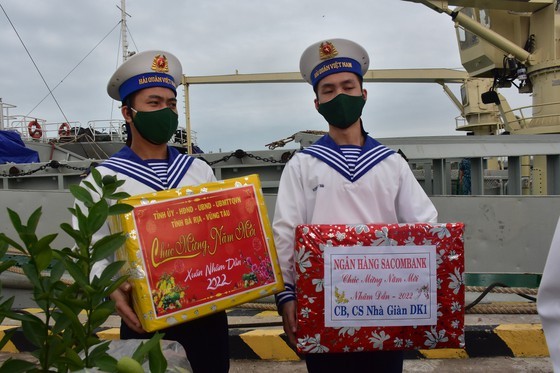 Command of Naval Region 2 brings Tet gifts to soldiers on duty at DK1 Platform ảnh 2