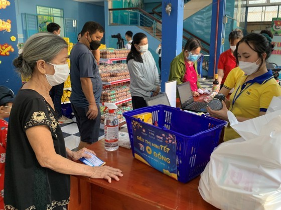 Zero-VND mini supermarkets open for poor people on Tet holidays ảnh 3