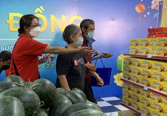 Zero-VND mini supermarkets open for poor people on Tet holidays ảnh 2