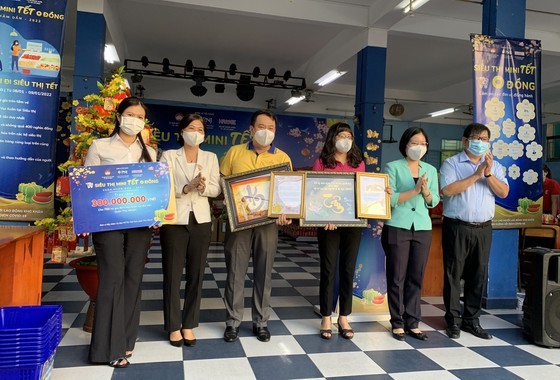 Zero-VND mini supermarkets open for poor people on Tet holidays ảnh 1