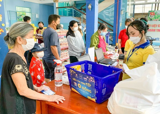 Zero-VND mini supermarkets bring happy Tet for the poor in HCMC ảnh 2