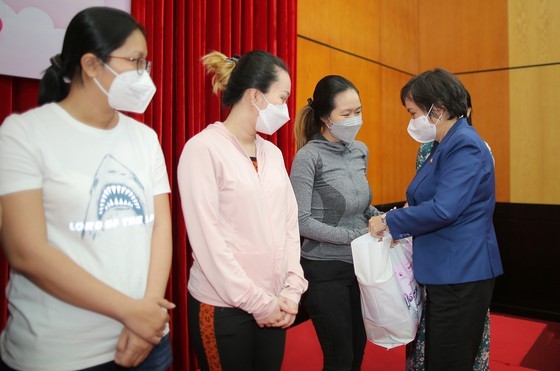 1,710 pregnant women affected by Covid-19 receive financial support ảnh 7