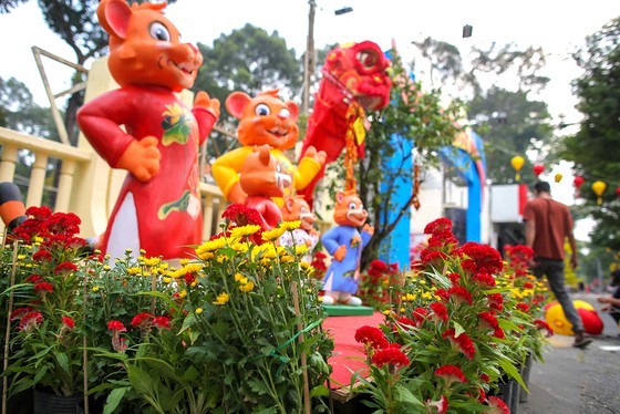 Tet comes around corner of HCMC ảnh 2