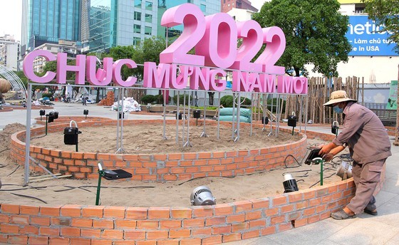 Tet comes around corner of HCMC ảnh 3