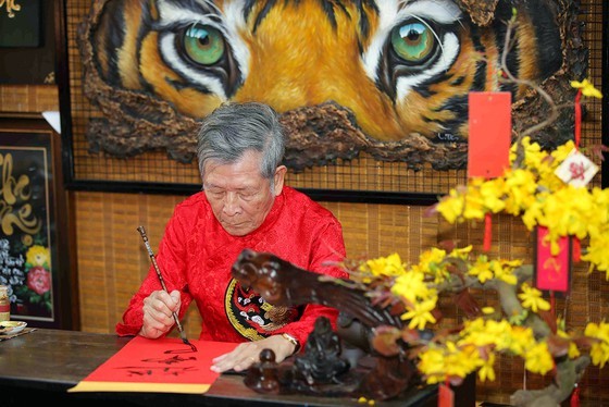 Tet comes around corner of HCMC ảnh 6