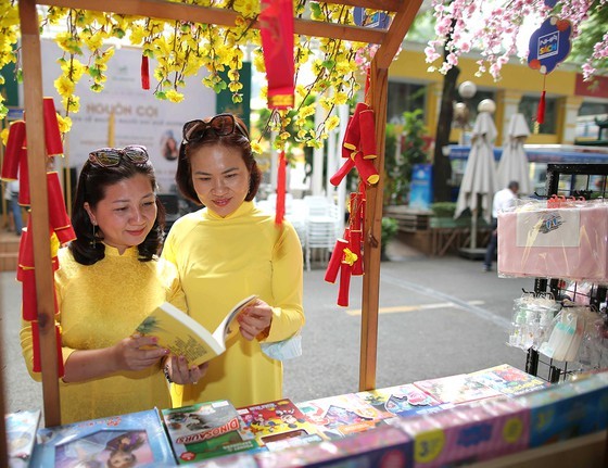Tet comes around corner of HCMC ảnh 7