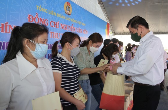 HCMC Party Chief extends Tet greetings to needy people in Dong Nai ảnh 8