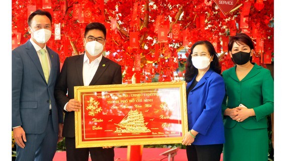 Party, State, HCMC leaders extend Tet greetings to frontline forces,needy people ảnh 5