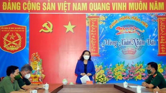 Party, State, HCMC leaders extend Tet greetings to frontline forces,needy people ảnh 6