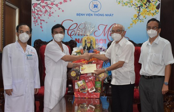 HCMC’s leaders pay Tet visits to the poor, frontline forces, businesses ảnh 4