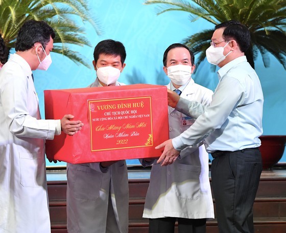 NA Chairman extends Tet greetings to frontline forces, needy people in HCMC ảnh 3