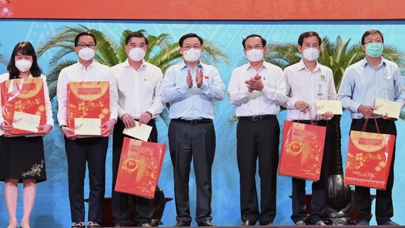 NA Chairman extends Tet greetings to frontline forces, needy people in HCMC ảnh 1